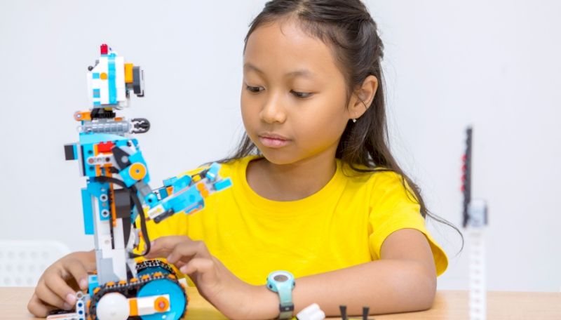 enfant en construction LEGO® lors de stage vacances